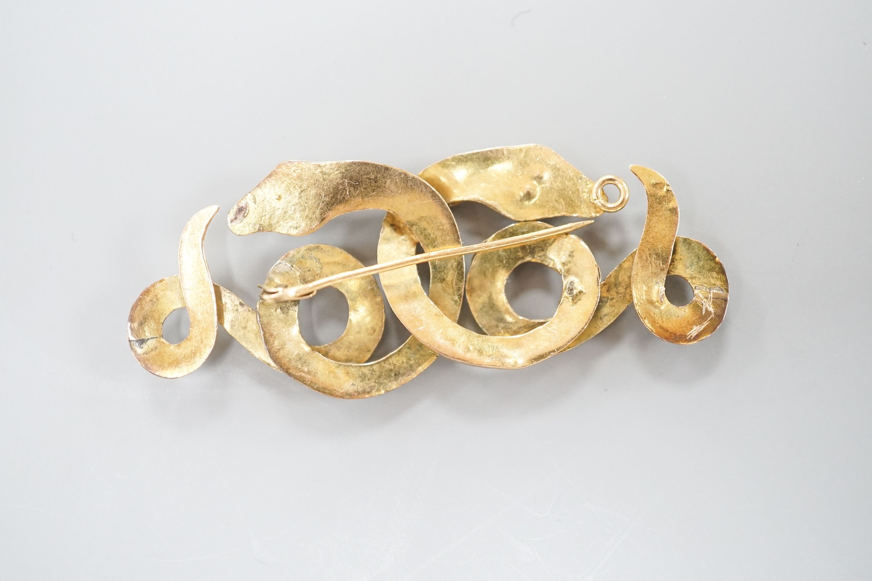 A yellow metal and enamel set twin serpent brooch, (a.f.), 58mm, gross weight 9 grams.